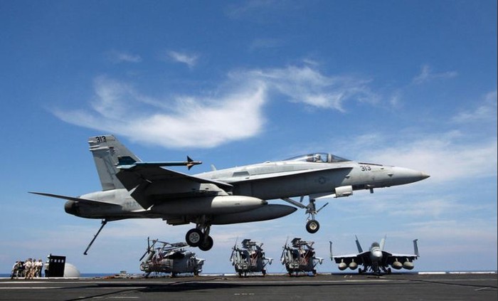Ngày 22/5/2013, máy bay chiến đấu F/A-18 C hạ cánh xuống tàu sân bay USS Nimitz CVN 68 trên biển Đông